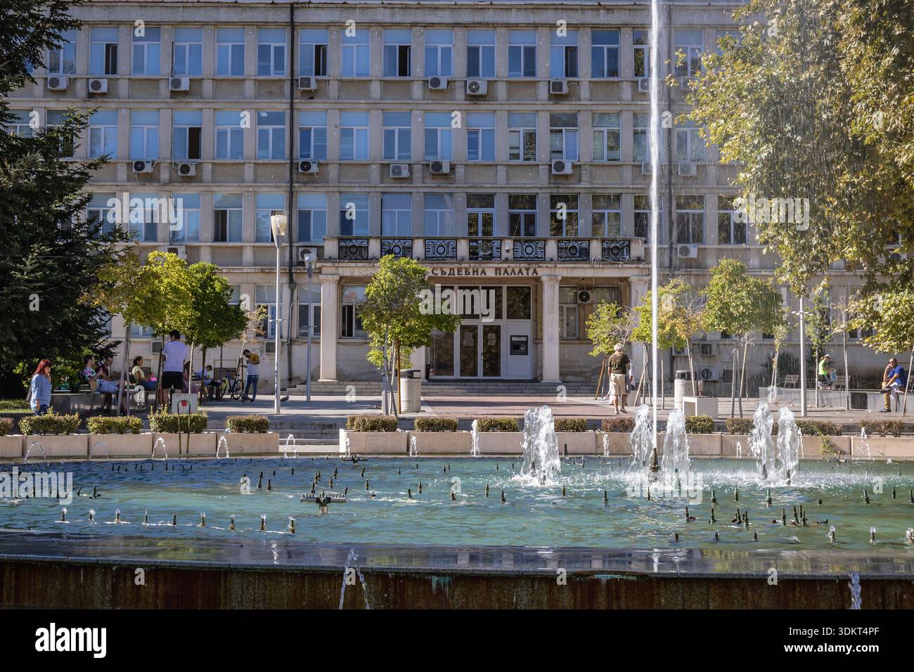 Varna, Bulgarie - 3 septembre 2021 : vue de face de la Cour d'appel sur la place de l'indépendance dans la ville de Varna Banque D'Images