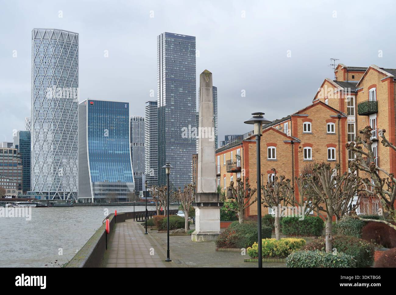 Chemin Riverside à Pageant's Wharf à Rotherhithe, Londres, Royaume-Uni montrant Canary Wharf au-delà de l'obélisque érigé dans le cadre du plan Canary Wharf. Banque D'Images