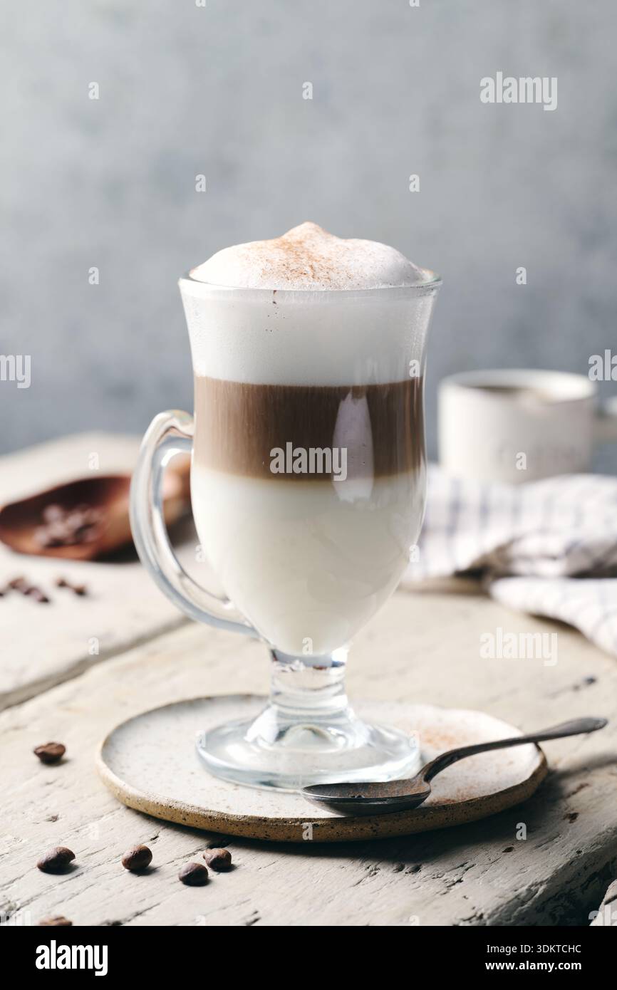 Latte Macchiato superposé à la lumière naturelle Banque D'Images