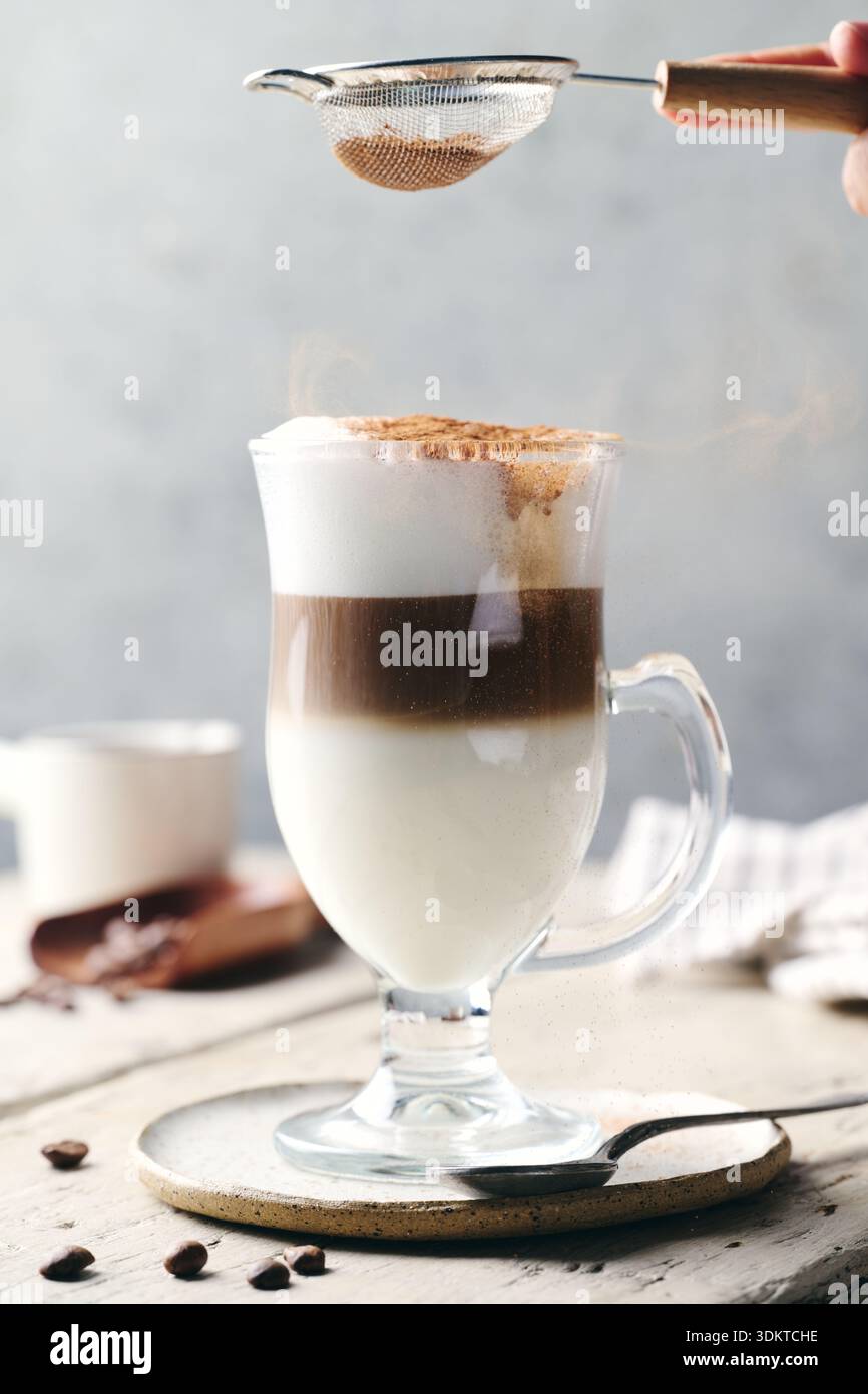 Latte Macchiato superposé à la lumière naturelle Banque D'Images