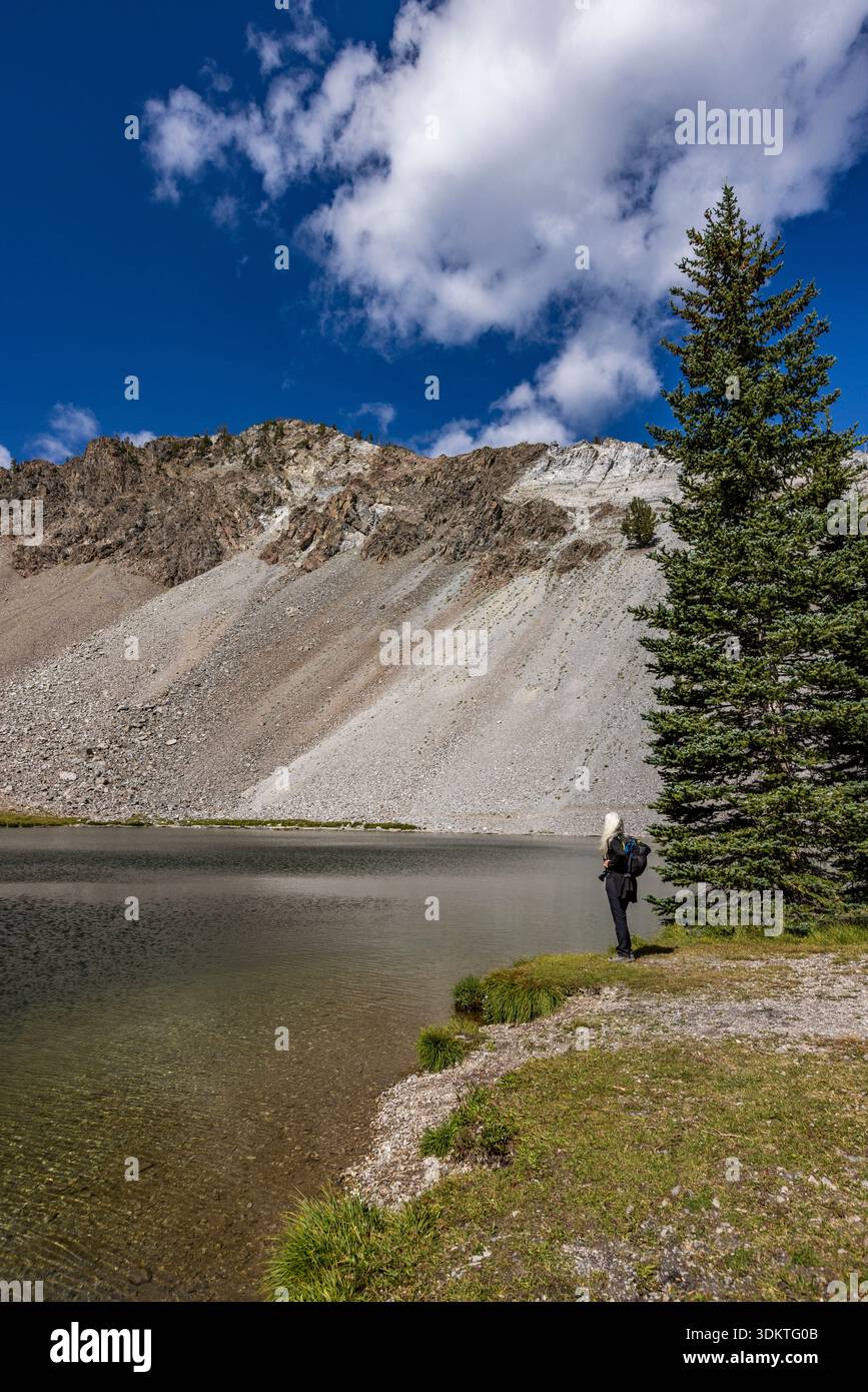 USA, Idaho, Sun Valley, femme face au calme Norton Lake Banque D'Images