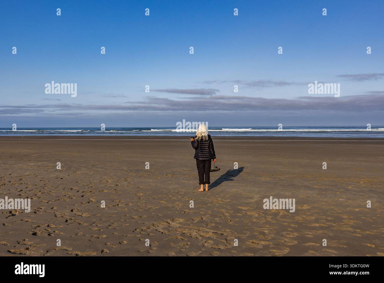 États-Unis, Oregon, Newport, vue arrière de la femme debout sur la plage vide Banque D'Images