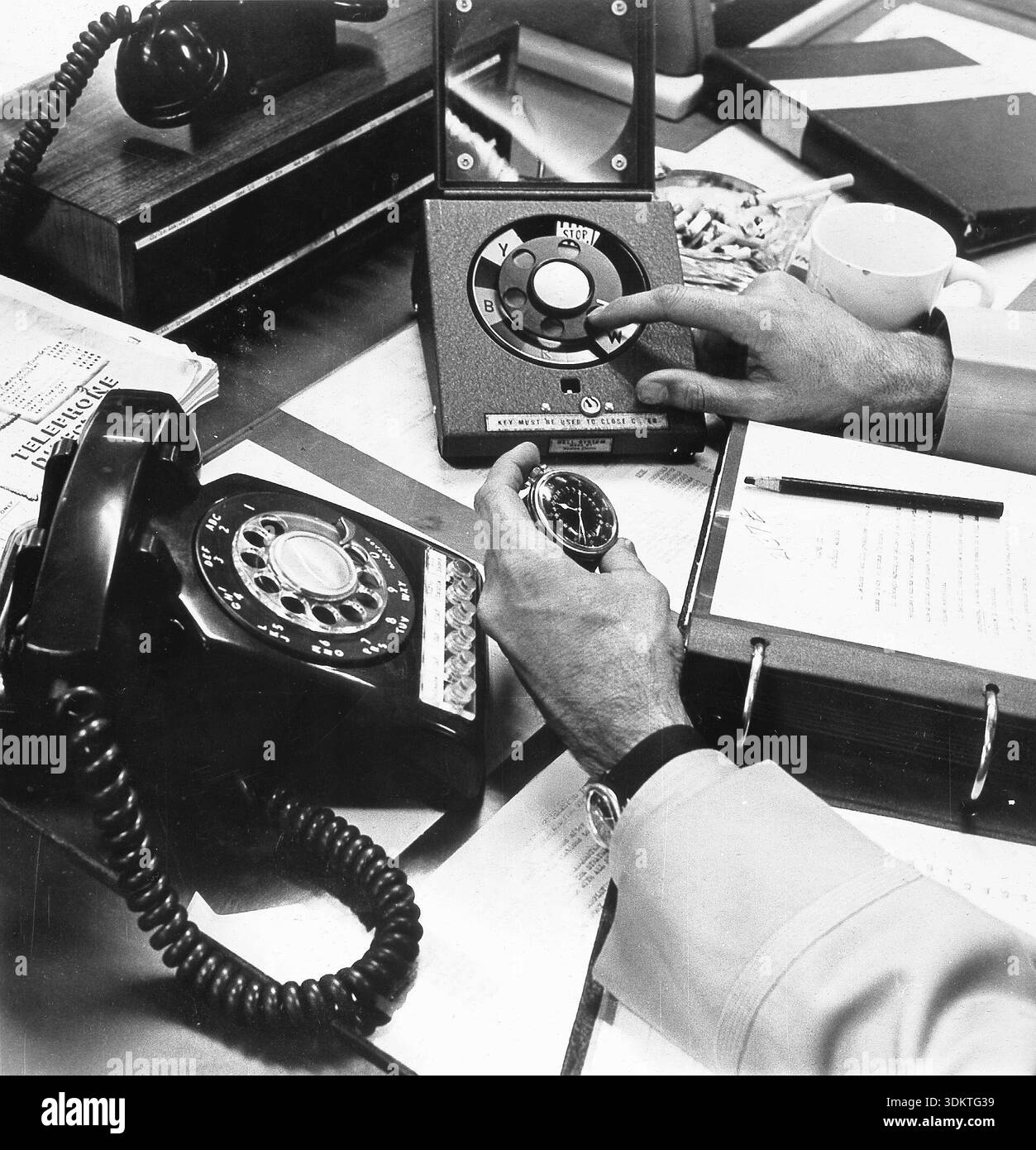 Au quartier général du Strategic Air Command (sac) au Nebraska, il y a un téléphone rouge et une petite boîte avec un couvercle en verre et un cadran (ci-dessus), qui peuvent être utilisés pour alerter toutes les agences de défense américaines concernées en cas d'urgence. [traduction automatique] Banque D'Images