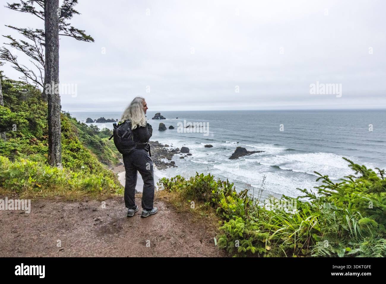 États-Unis, Oregon, Cannon Beach, vue arrière de la femme debout sur le sentier côtier Banque D'Images