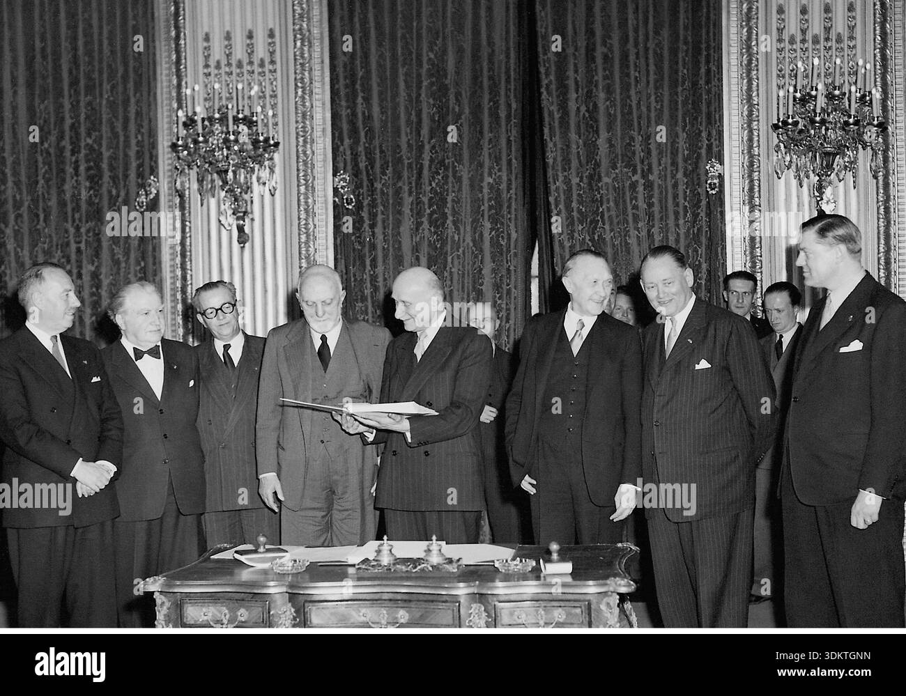 Les ministres des Affaires étrangères des six pays fondateurs du plan Schuman se sont réunis au Quai¢Orsay à Paris pour une conférence de deux jours. Leur réunion avait pour objet de fixer le siège définitif des institutions de la Communauté du charbon et de l'acier et de nommer les membres de la haute Autorité de l'organe administratif et exécutif de la Communauté et de la Cour de justice. La photo a été prise après la signature du traité du Plan Schuman et montre, de gauche à droite : Paul Van Zeeland (Belgique), Joseph Blech (Luxembourg), Joseph Maurice (Belgique), le comte Carlo Sforza (Italie), Robert Schuman (France) Banque D'Images