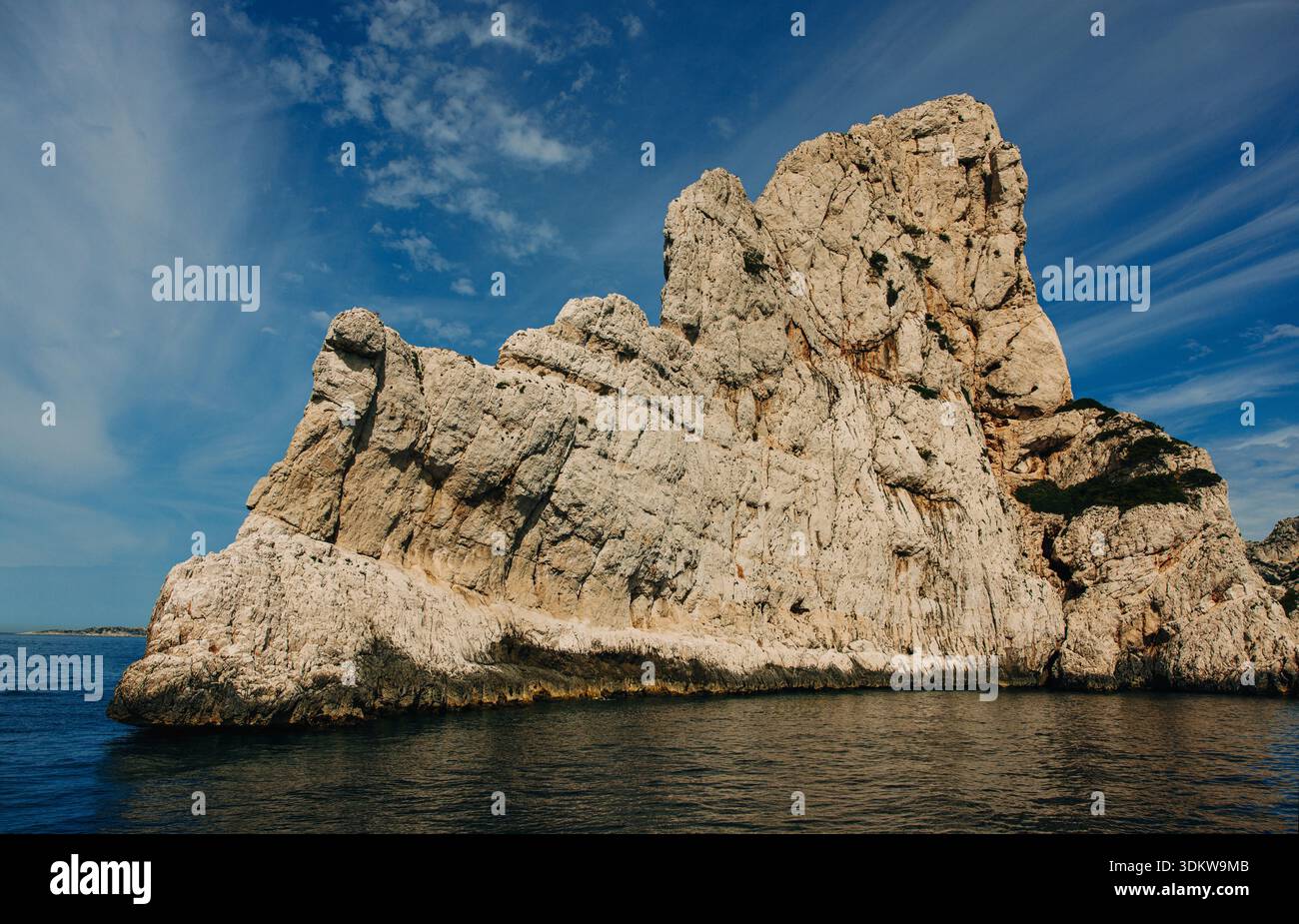 Falaises calcaires spectaculaires de Calanques s'élevant au-dessus de la mer Méditerranée sous un ciel bleu vif dans le sud de la France Banque D'Images