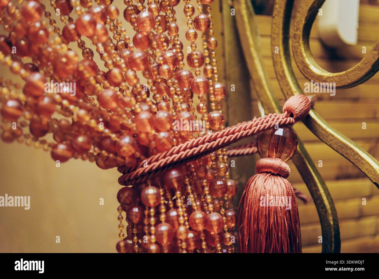 Rideaux orientaux traditionnels drapés faits de perles colorées dans des détails de design d'intérieur Banque D'Images