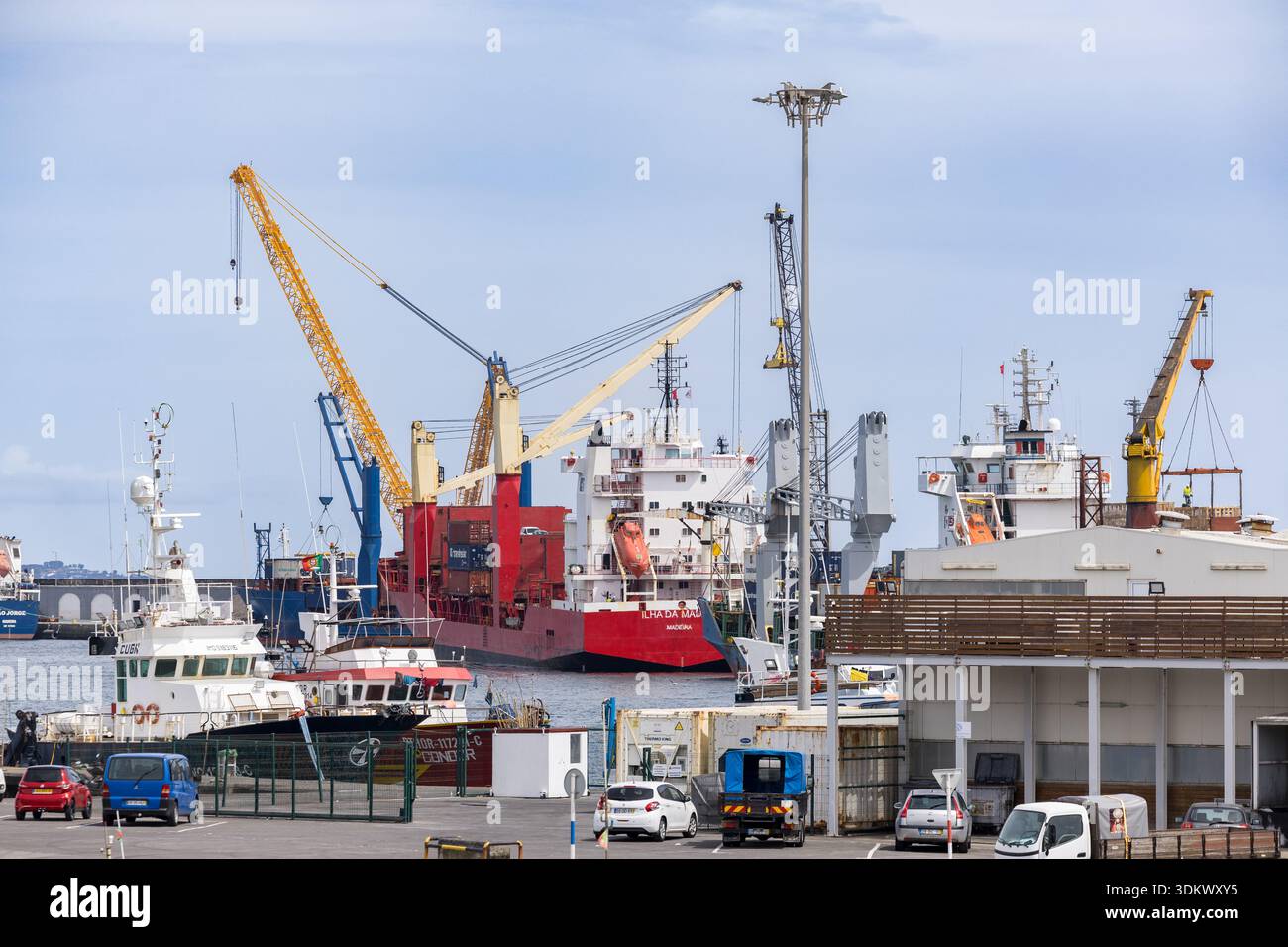 Ponta Delgada, Açores - 01.05.2024 : navires de charge dans le port de Ponta Delgada dans l'île de São Miguel aux Açores. Banque D'Images