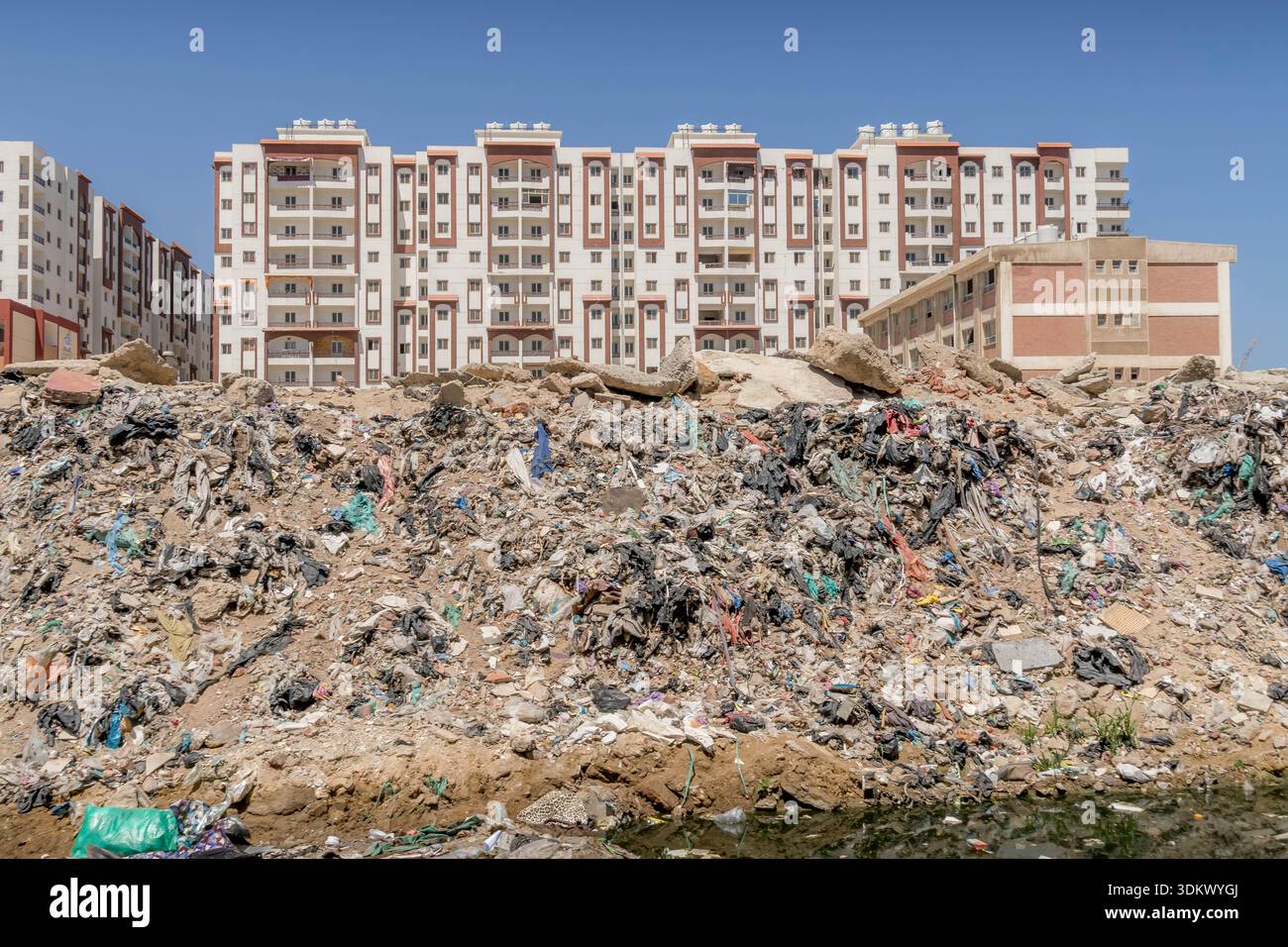Tas massif de déchets de plastiques et de débris à Port-Saïd, en Égypte, exposant la crise des déchets et la mauvaise gestion. Banque D'Images