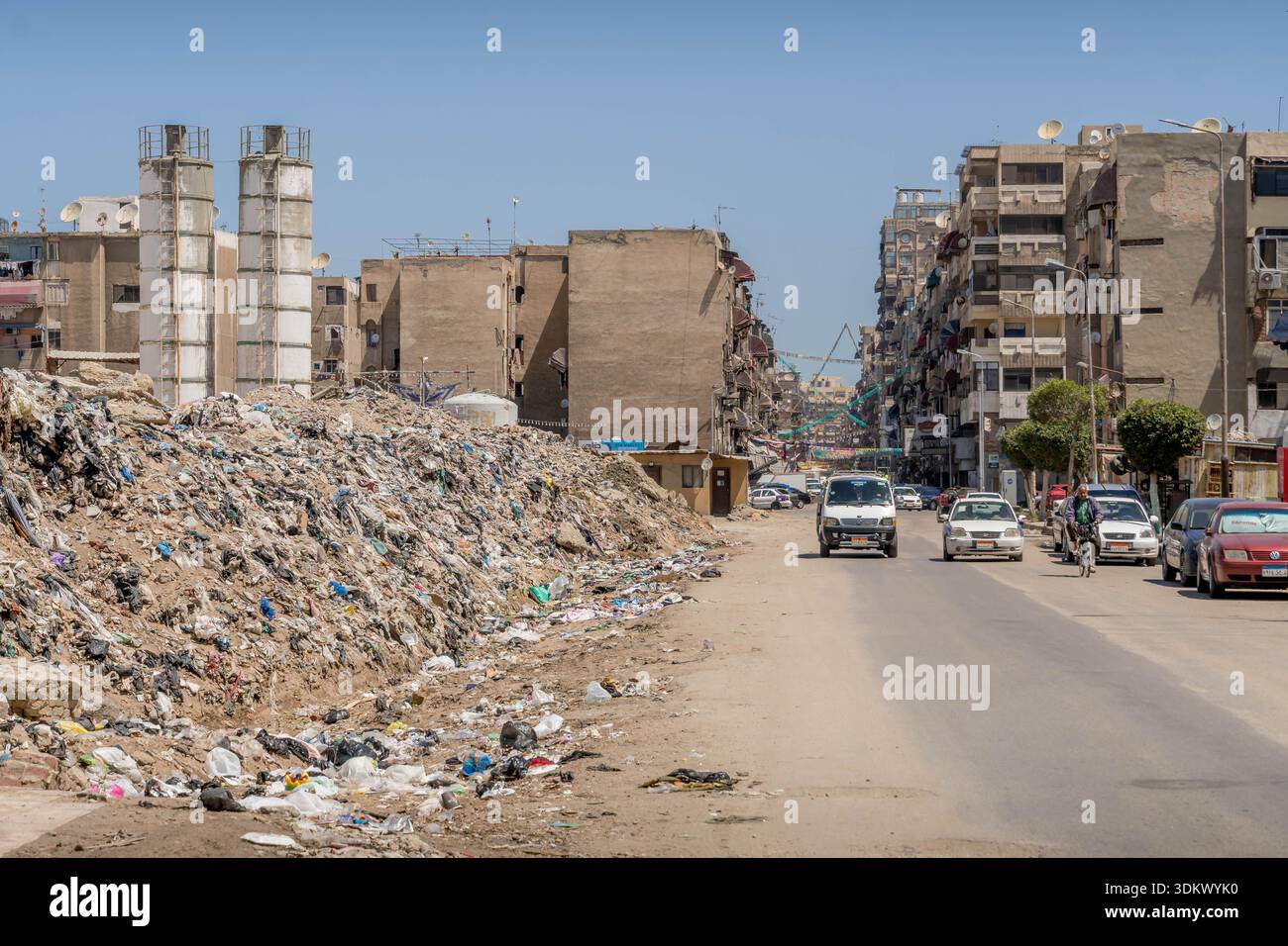 Tas massif de déchets de plastiques et de débris à Port-Saïd, en Égypte, exposant la crise des déchets et la mauvaise gestion. Banque D'Images