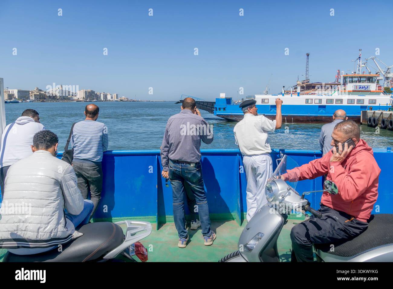 Passagers sur le ferry bleu traversant le canal de Suez de Port Said à Port Fuad. Banque D'Images