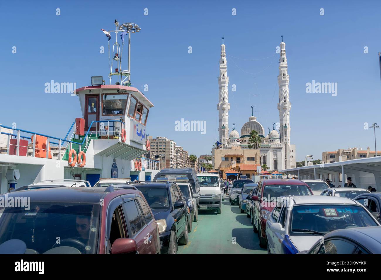 Ferry du canal de Suez emballé avec des véhicules traversant la voie navigable à Port-Saïd, en Égypte. Banque D'Images