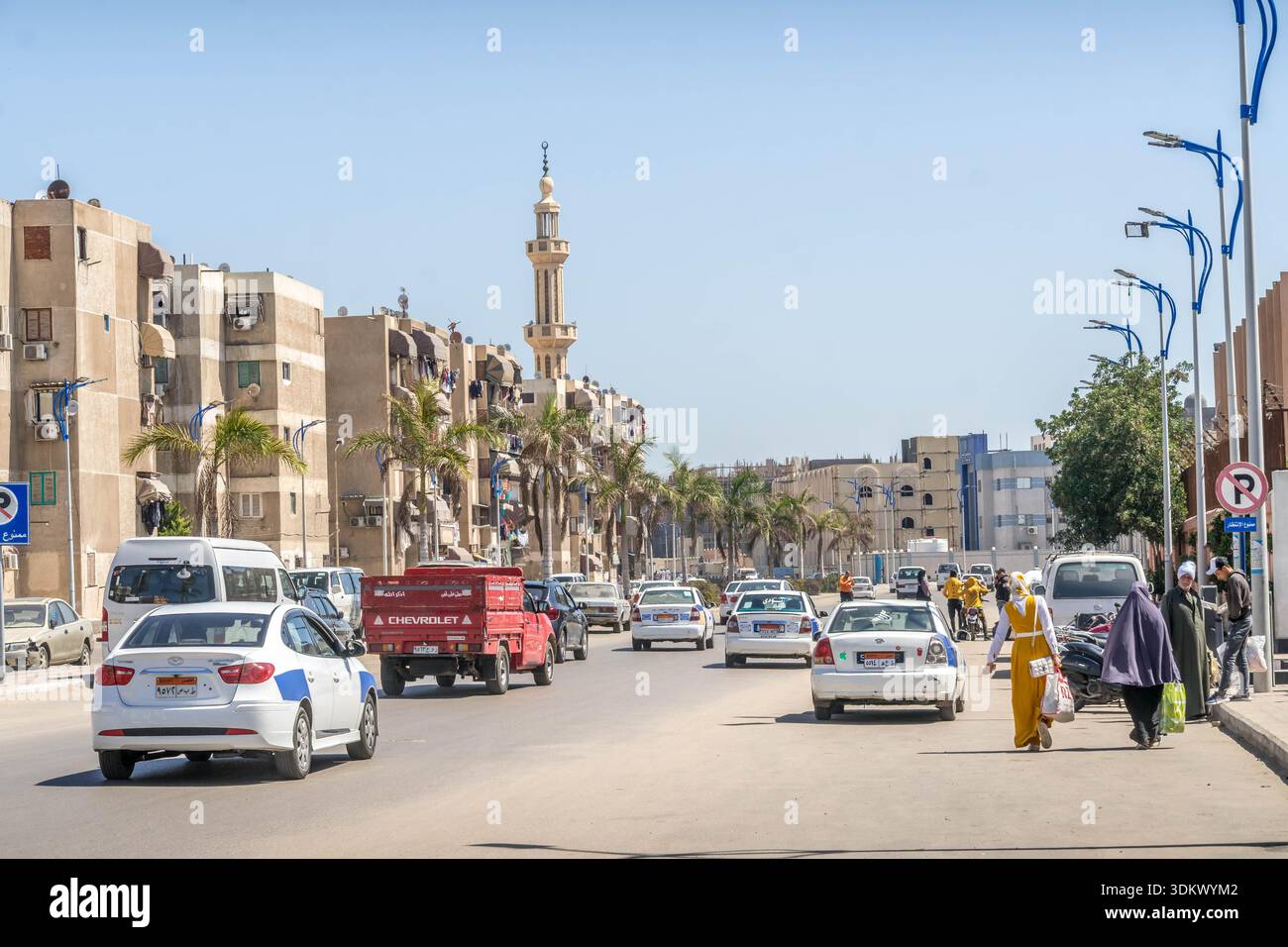 Rues de Port-Saïd, Egypte, avec des immeubles d'appartements égyptiens dans la ville du moyen-Orient. Banque D'Images