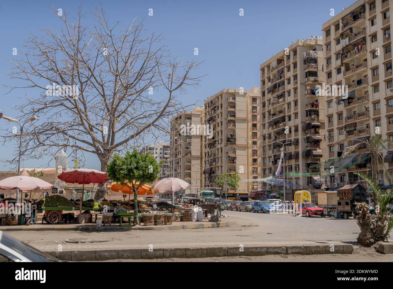 Rues de Port-Saïd, Egypte, avec des immeubles d'appartements égyptiens dans la ville du moyen-Orient. Banque D'Images