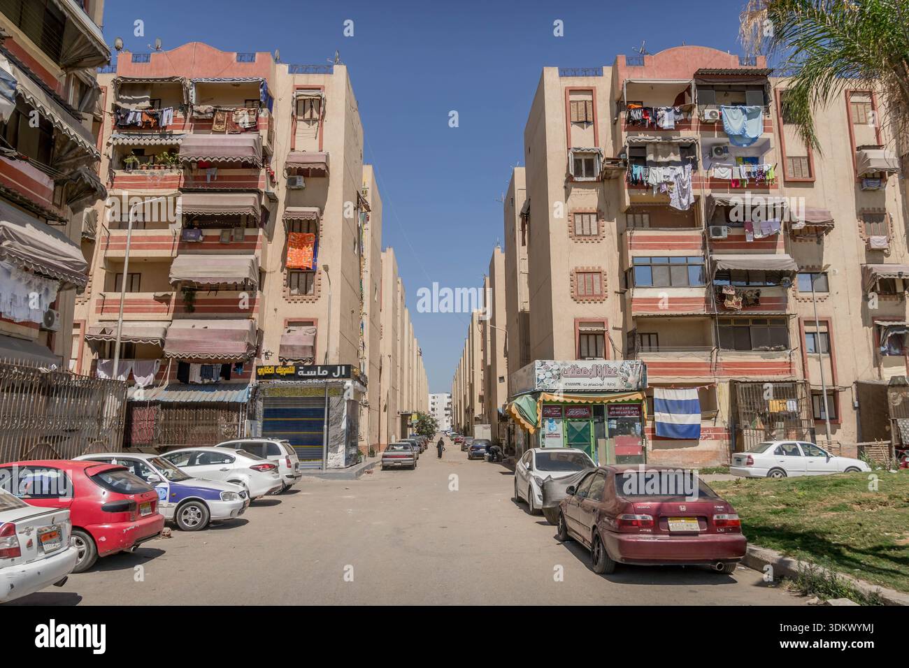 Rues de Port-Saïd, Egypte, avec des immeubles d'appartements égyptiens dans la ville du moyen-Orient. Banque D'Images