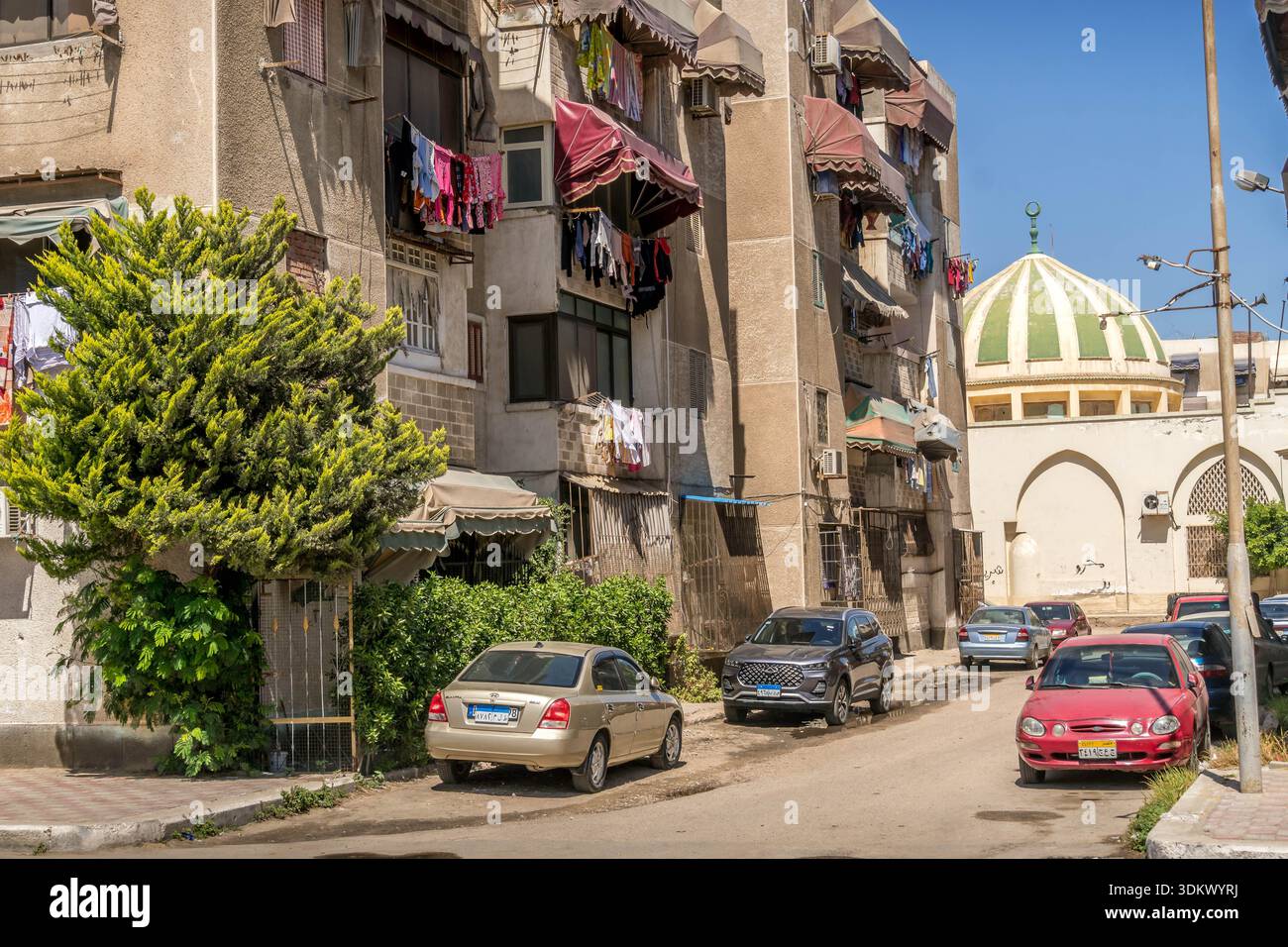 Rues de Port-Saïd, Egypte, avec des immeubles d'appartements égyptiens dans la ville du moyen-Orient. Banque D'Images