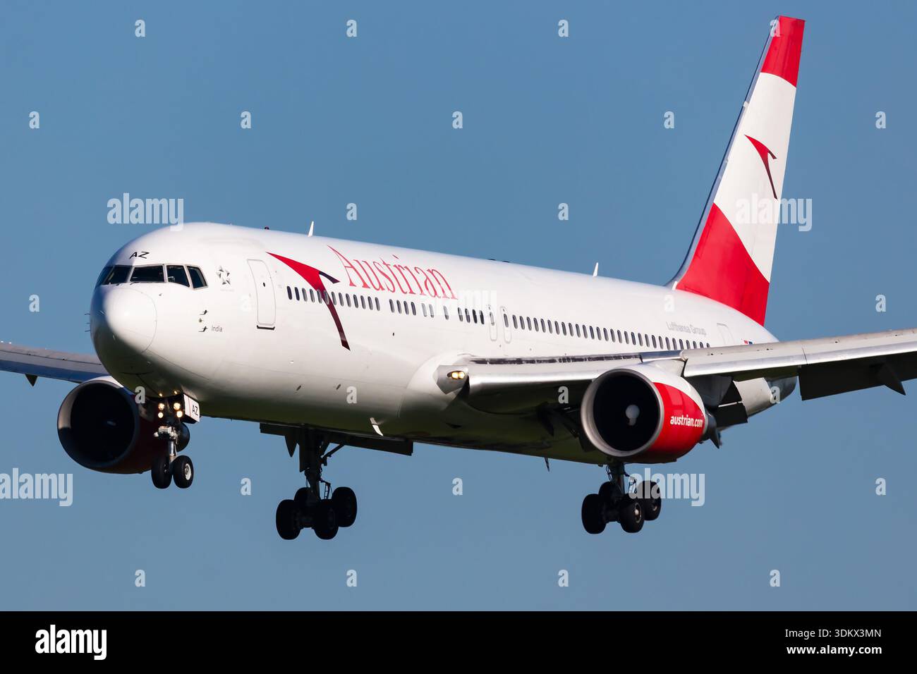 Austrian Airlines immatriculation du Boeing 767-300 OE-LAZ en approche finale de l'aéroport international de Vienne (vie), Autriche, le 2 mai 2025 Banque D'Images