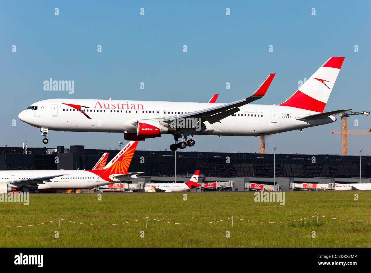 Austrian Airlines immatriculation du Boeing 767-300 OE-LAZ en approche finale de l'aéroport international de Vienne (vie), Autriche, le 2 mai 2025 Banque D'Images