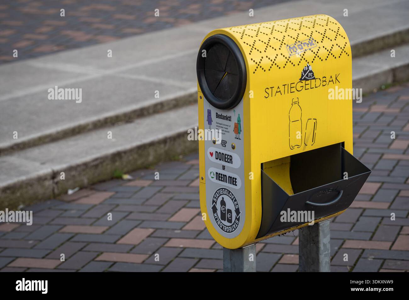 Amsterdam, pays-Bas, 02.02.2026, conteneur public néerlandais de recyclage des dons (statiegeldbak) pour bouteilles et canettes de consigne remboursables Banque D'Images