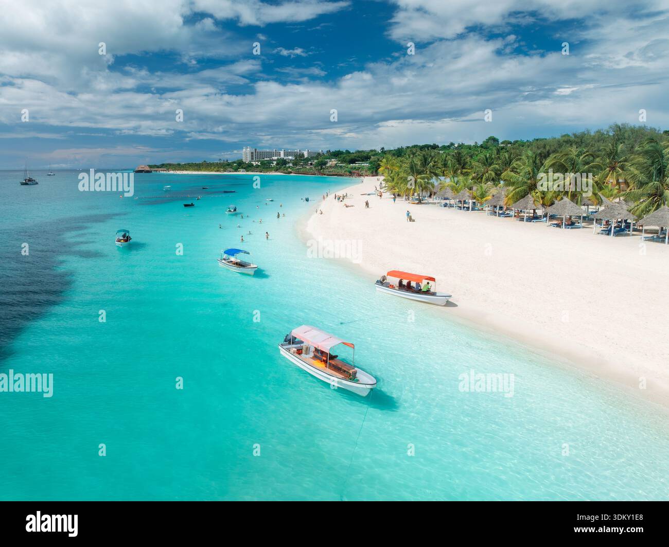 Bateaux, belle plage tropicale avec mer turquoise et sable blanc Banque D'Images