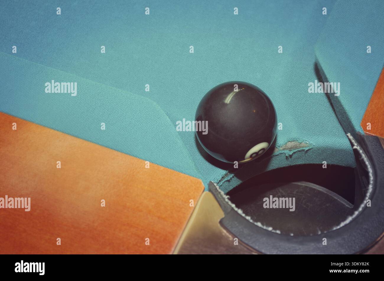 8 Ball au niveau du trou sur Table de billard Banque D'Images