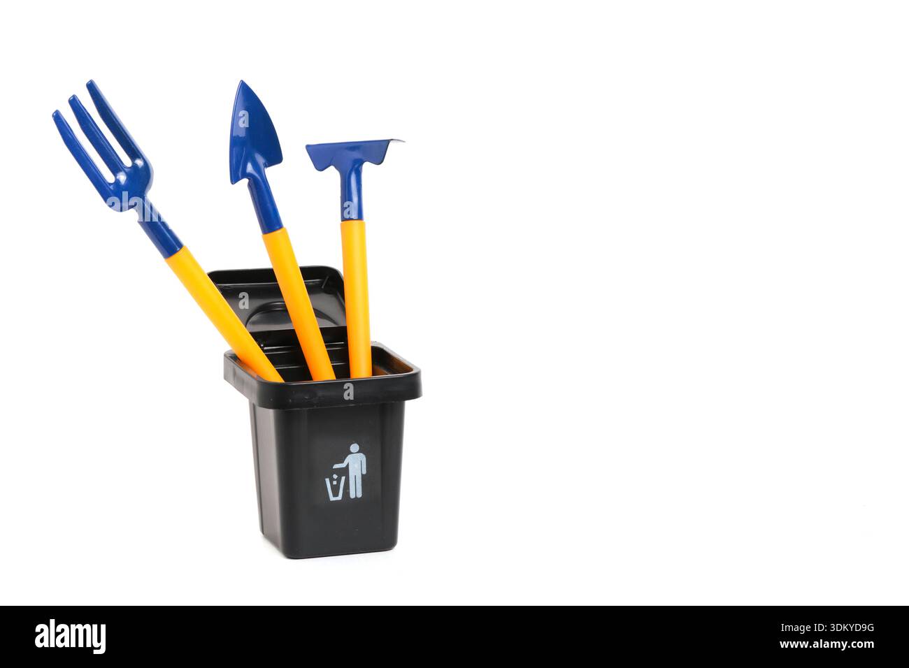 Outils de jardinage dans une benne à ordures. Fin de la saison estivale Banque D'Images