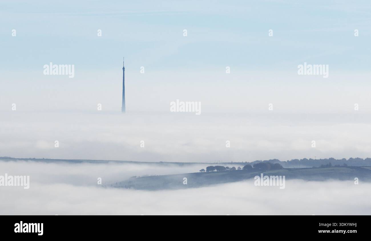 Emley Moor mât de télévision en un jour brumeux, West Yorkshire Banque D'Images