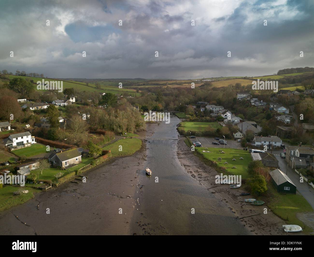 Vue aérienne de la rivière et du village rural à Cornwall, Angleterre. Photographie aérienne à haute résolution montrant une rivière serpentant à travers un village rural Banque D'Images