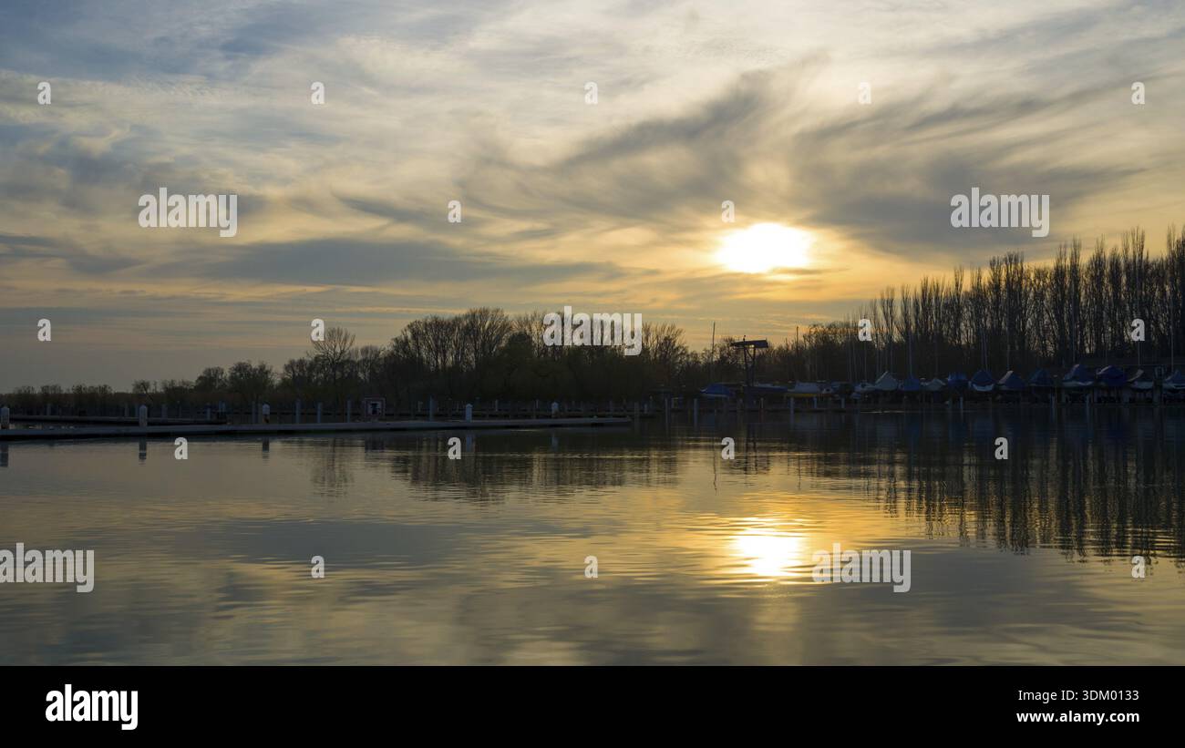 Étrange Coucher de soleil sur le Lac Balaton Banque D'Images
