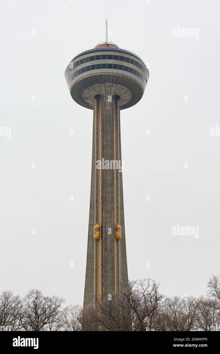 Tour Skylon à Niagara Falls. Une paire de lève-insectes jaunes spéciaux sont visibles. Banque D'Images