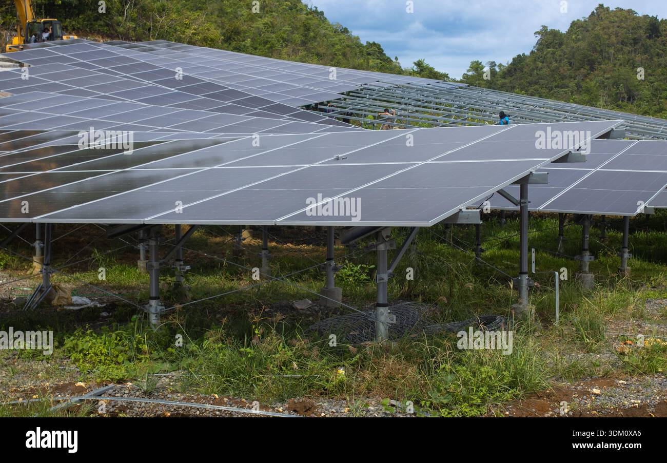 Construire l'avenir : réseau solaire professionnel monté au sol en construction Banque D'Images