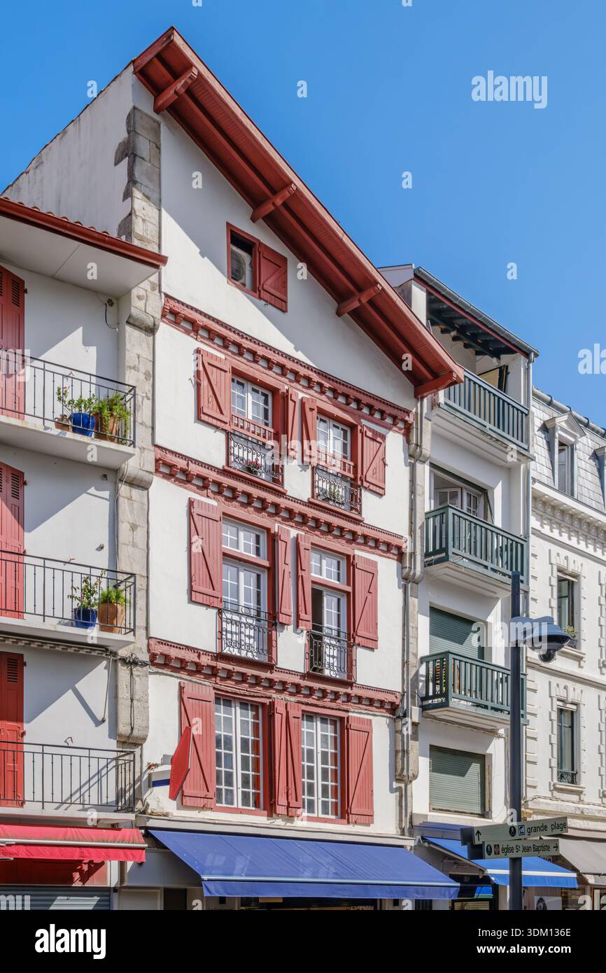 Façade basque traditionnelle avec volets rouges à Saint Jean de Luz Banque D'Images