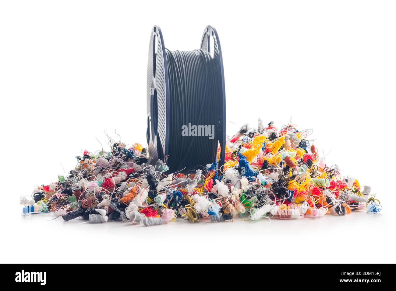 Déchets d'imprimante 3D et bobine de filament. Filament plastique caca isolé sur fond blanc. Banque D'Images