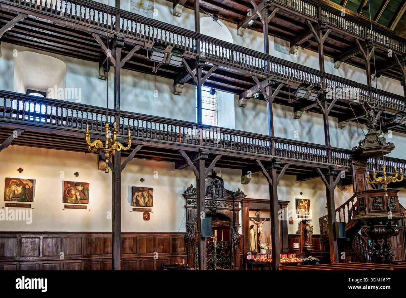 Intérieur de : l'église Jean Baptiste (Saint Jean Baptiste), l'un des monuments les plus importants de Saint Jean de Luz en France, en Europe Banque D'Images