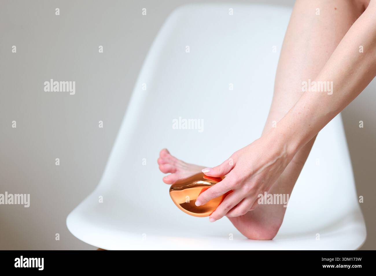 Routine de soins des pieds à domicile avec dossier de pédicure et traitement de beauté naturel Banque D'Images