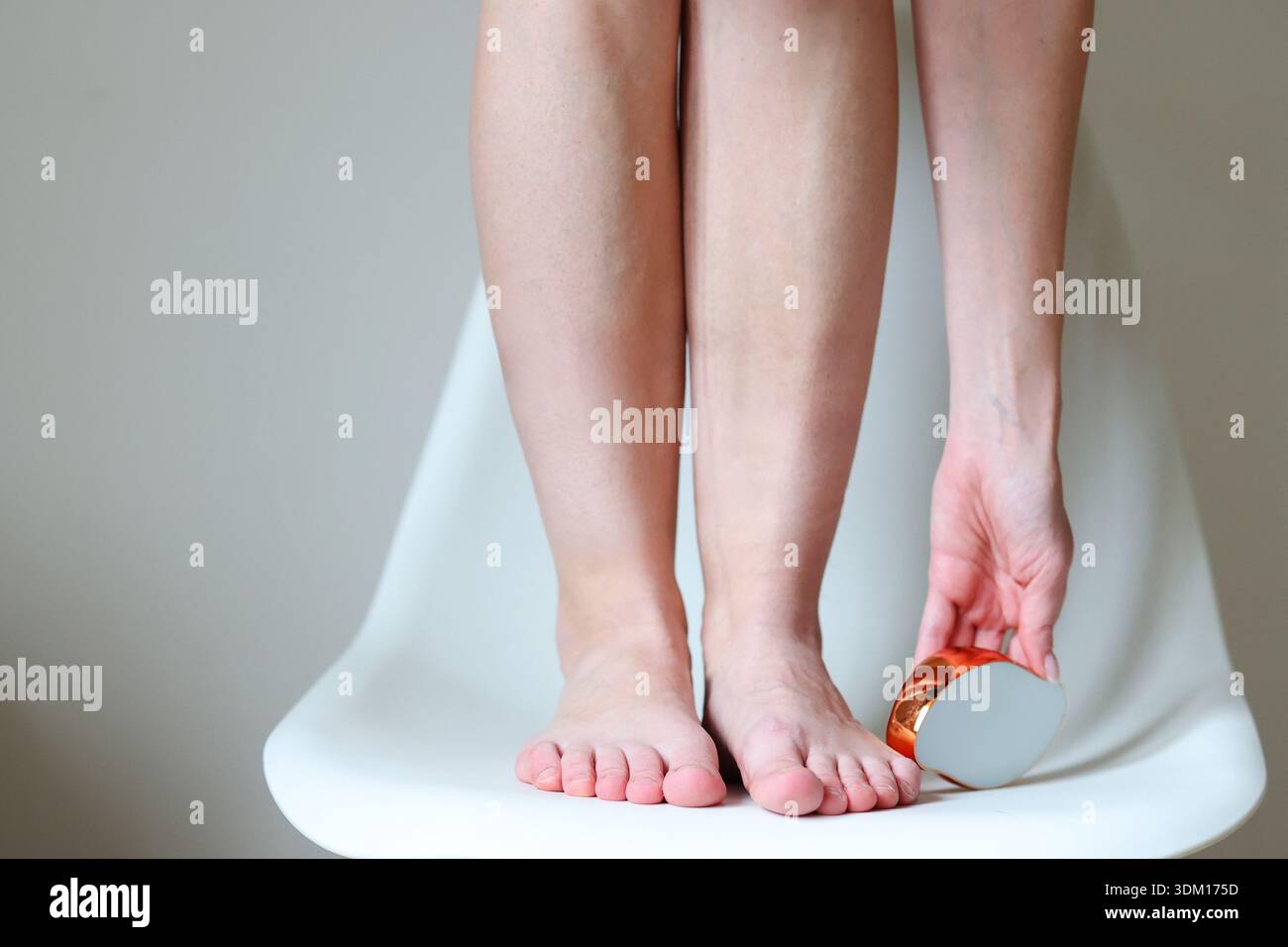 Concept de style de vie sain avec femme massant les pieds pour la récupération de relaxation et le soulagement du stress Banque D'Images