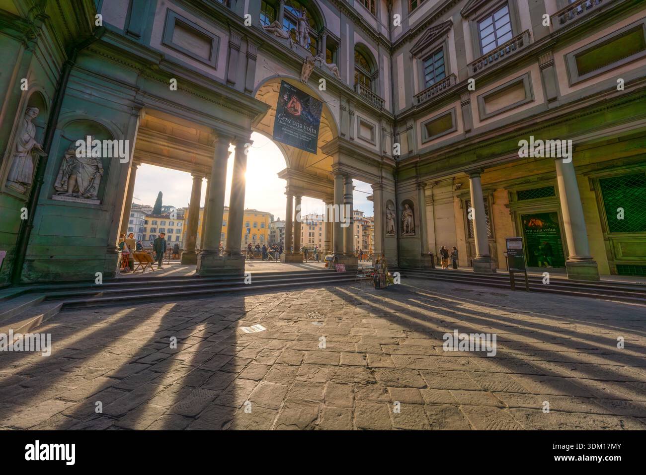 FLORENCE, TOSCANE - ITALIE - 21 JANVIER 2026 - coucher de soleil sur la cour de la Galerie des Offices. Longues ombres sur le trottoir de pierre et la lumière du soleil Banque D'Images