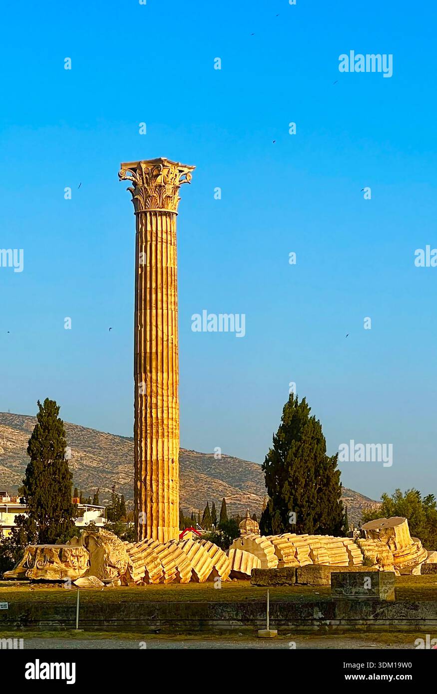 Vestiges archéologiques du temple de Zeus Olympien, un temple de style classique achevé sous l'empereur Hadrien en 131 après JC, Athènes, Grèce. Banque D'Images