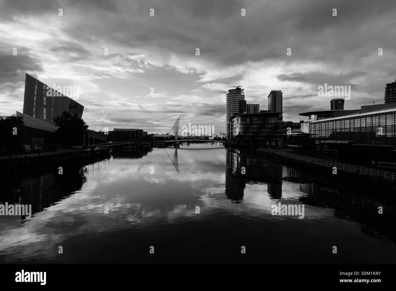 Réflexion dans la rivière Irwell Manchester Angleterre Royaume-Uni. Octobre 2025 Banque D'Images