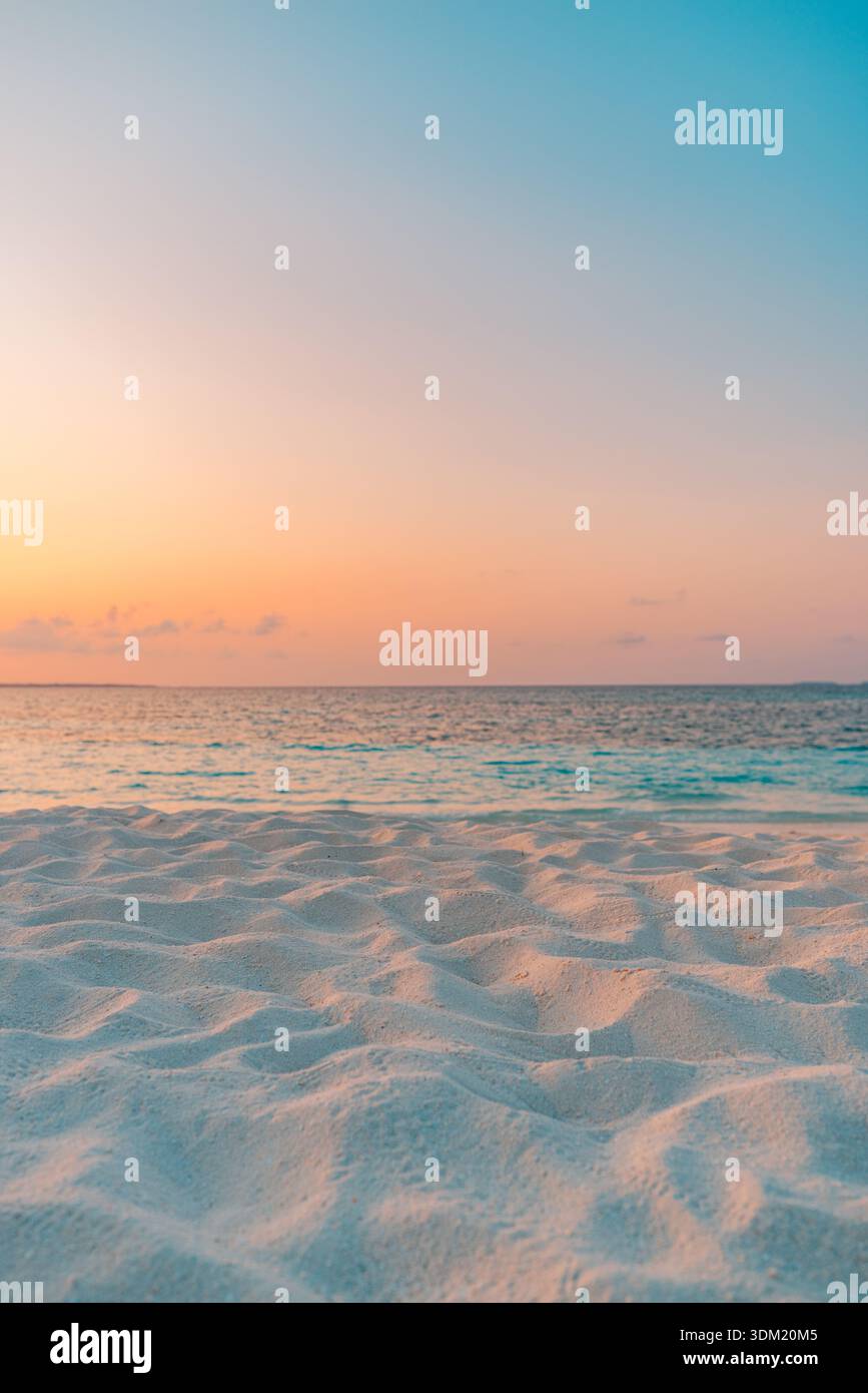 Plage tropicale aux teintes pastel douces avec une mer turquoise et un sable blanc comme de la poudre à l'aube. Rivage calme et rêveur. Vacances d'été, voyages, bien-être, espace de copie, lune de miel Banque D'Images