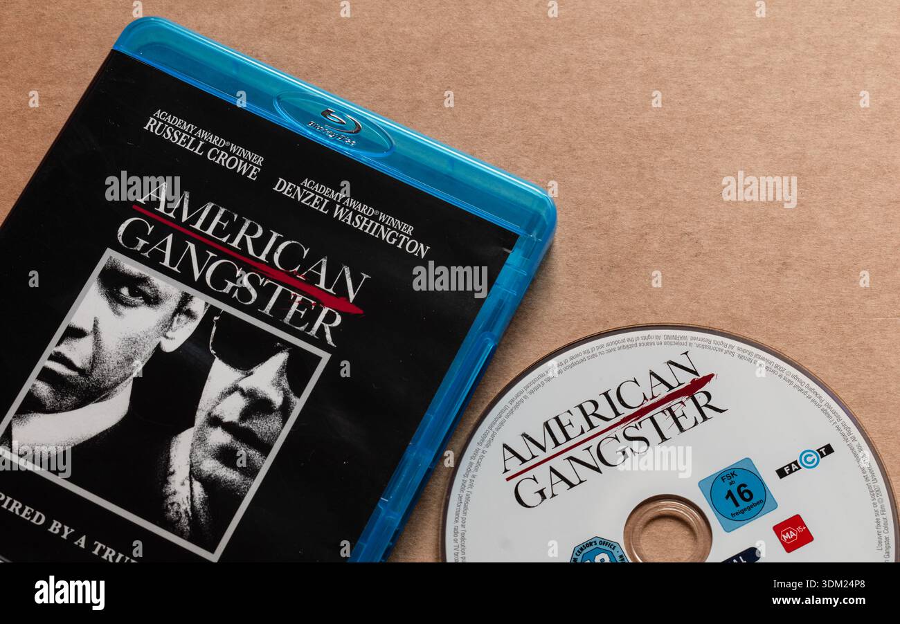 Film « American Gangster » ; édition Bluray ; disque avec couverture ; isolé sur fond blanc clair ; plan en haut. Banque D'Images