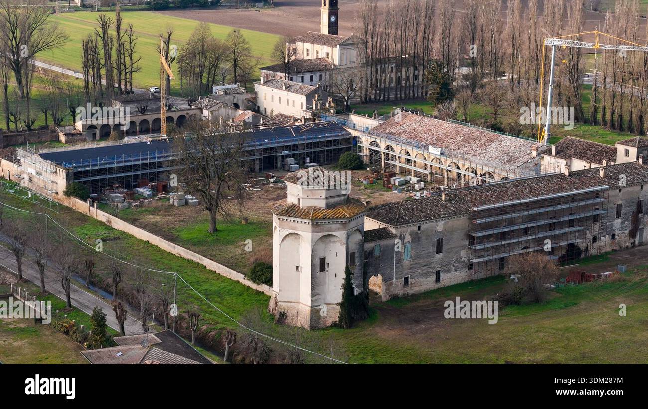 Vue aérienne de Corte Castiglione, le lieu de naissance de Baldassarre Castiglione, en cours de restauration et de construction avec échafaudages Banque D'Images