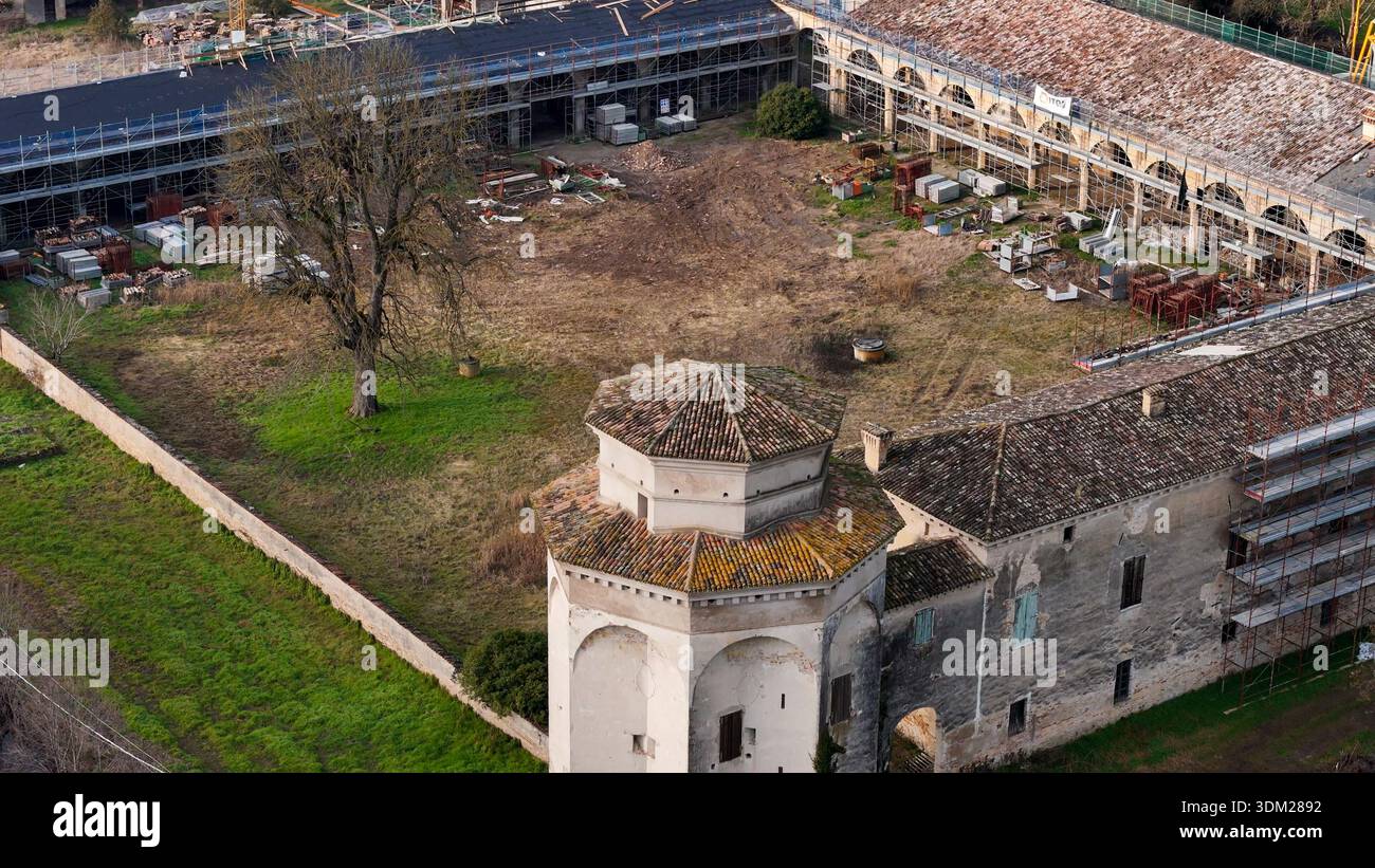 Vue aérienne de Corte Castiglione en cours de restauration et de rénovation à Casatico, Mantoue Banque D'Images