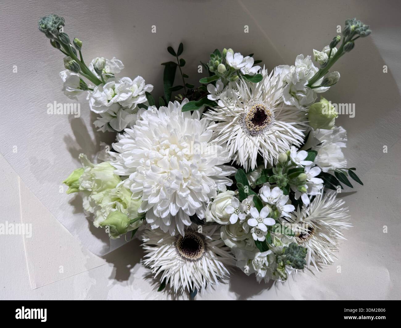 Bouquet floral élégant blanc avec chrysanthème, gerbera araignée, lisianthus, roses en spray et fleurs de bouillon est sur le blanc Banque D'Images