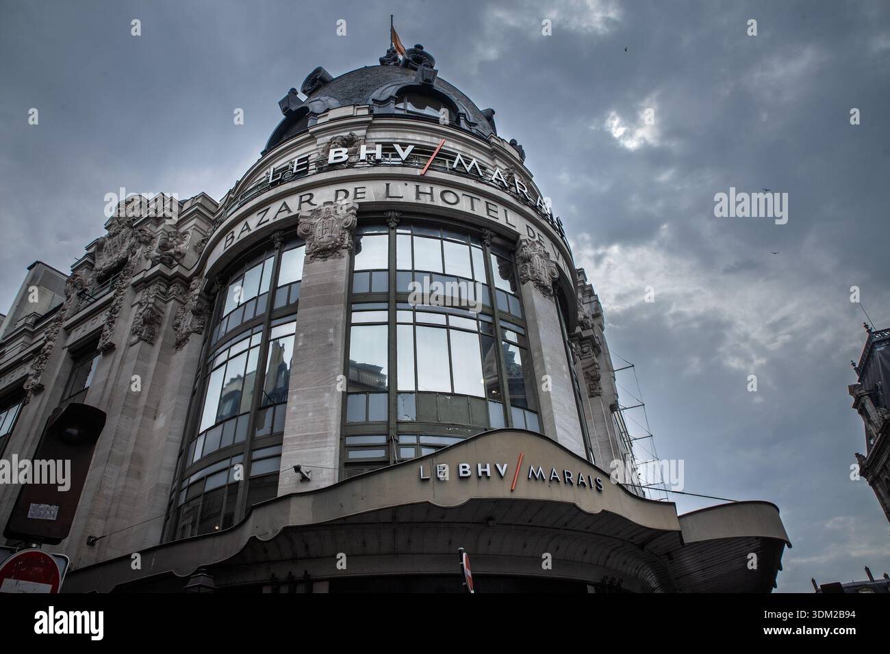 PARIS, FRANCE - 22 JUIN 2025 : vue en angle bas du BHV Marais à Paris, France, montrant la signalisation Bazar de l'Hôtel de ville, BHV est un département français Banque D'Images