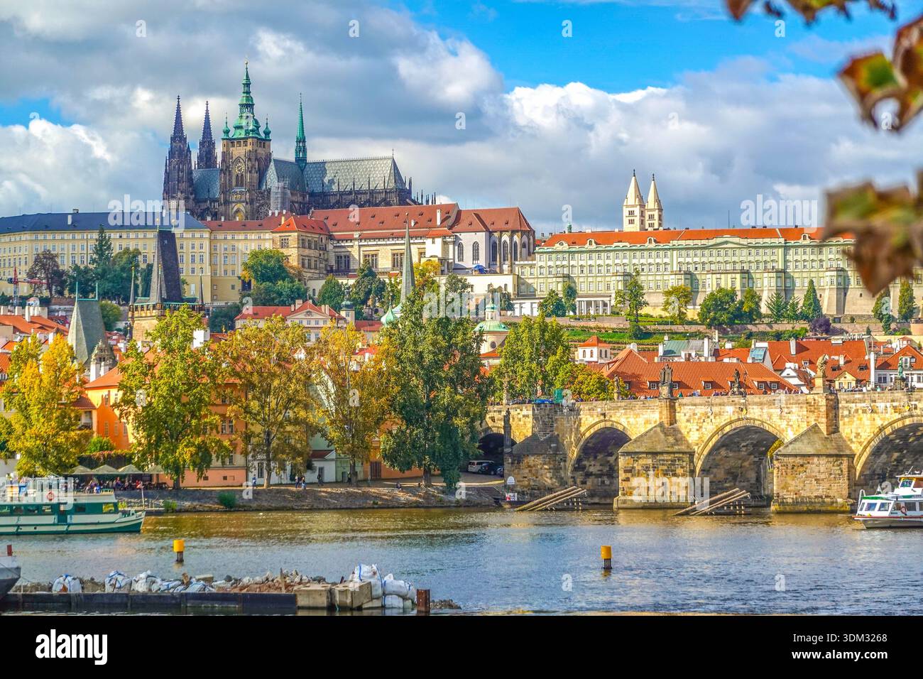 Célèbre pont Charles dans le centre historique de Prague Banque D'Images