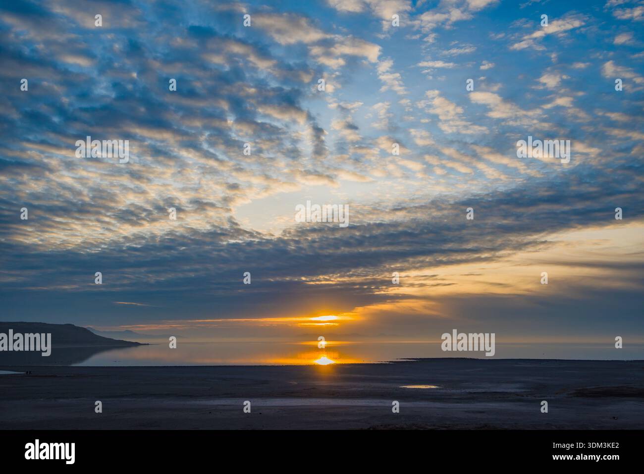 Île Antelope. Un bel endroit pour voir des couchers de soleil colorés le long de la plage et des rives rocheuses du Grand Lac Salé. Banque D'Images