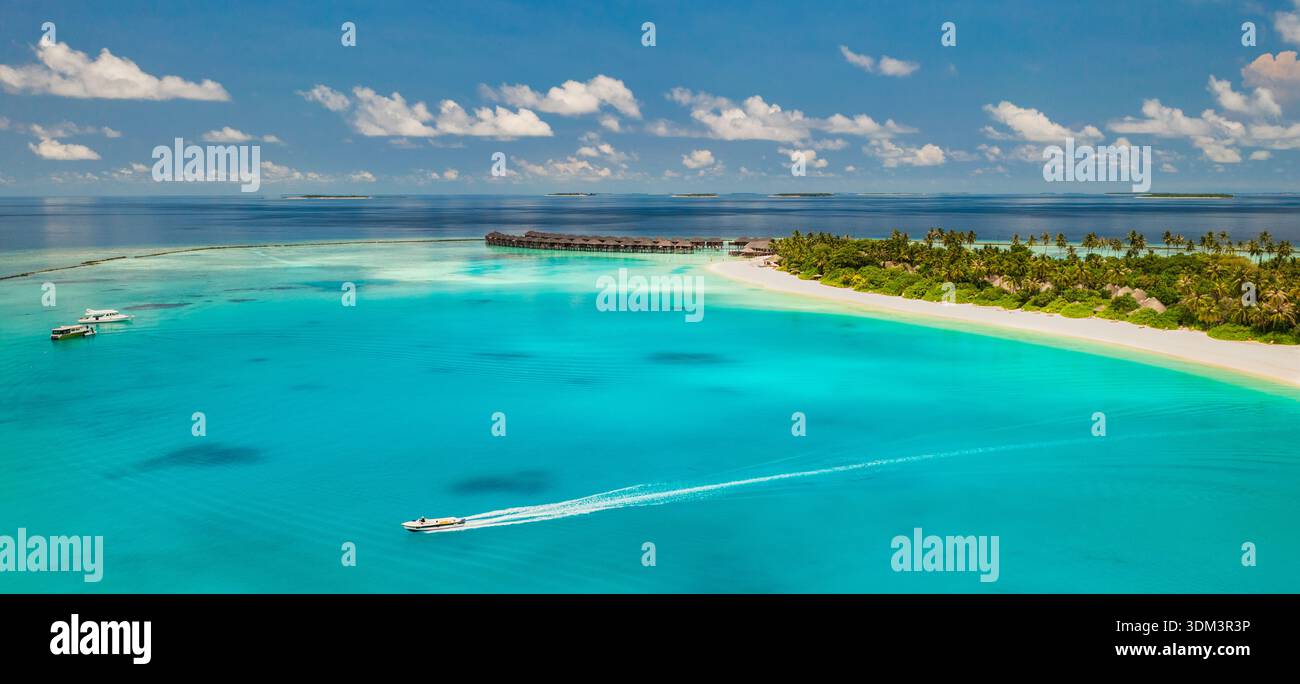 Banc de sable aérien turquoise des Maldives avec bateau de passage, océan tropical immaculé à couper le souffle, paysage paradisiaque lumineux de rêve, drone magnifique Banque D'Images