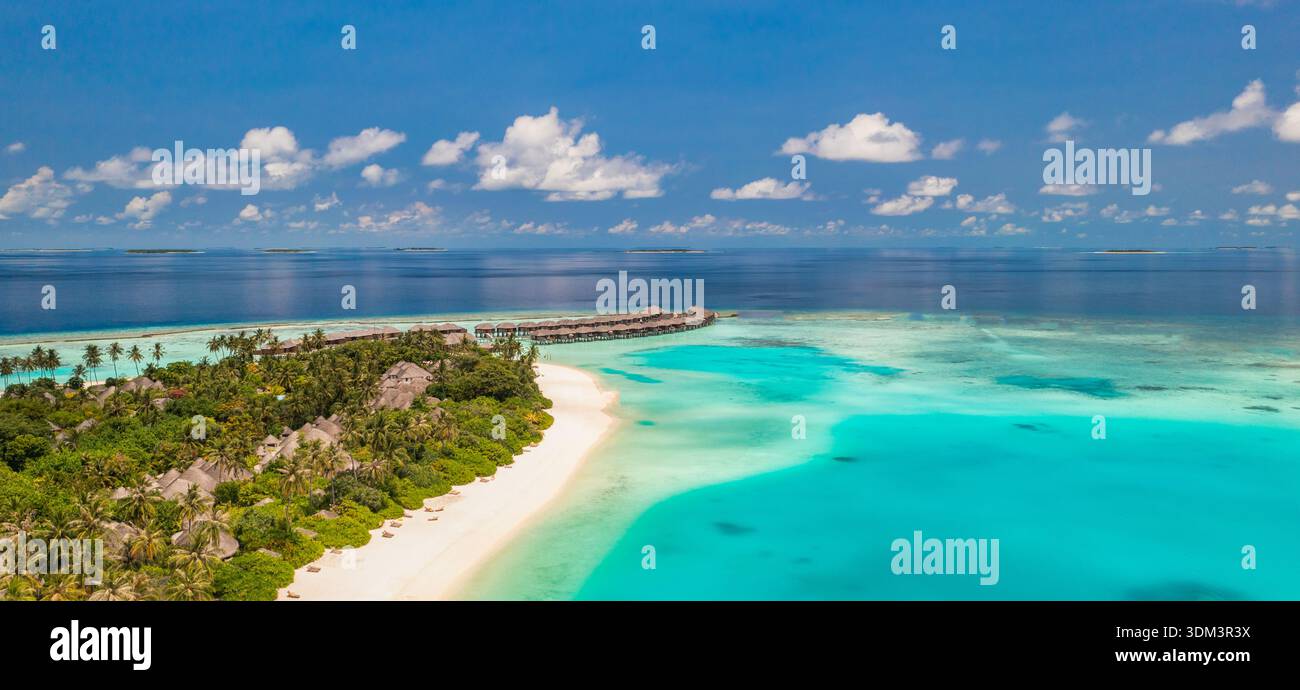 Panorama aérien époustouflant de l'atoll des Maldives, vaste océan turquoise entourant les îles tropicales immaculées, paysage paradisiaque lumineux de rêve, magnifique Banque D'Images