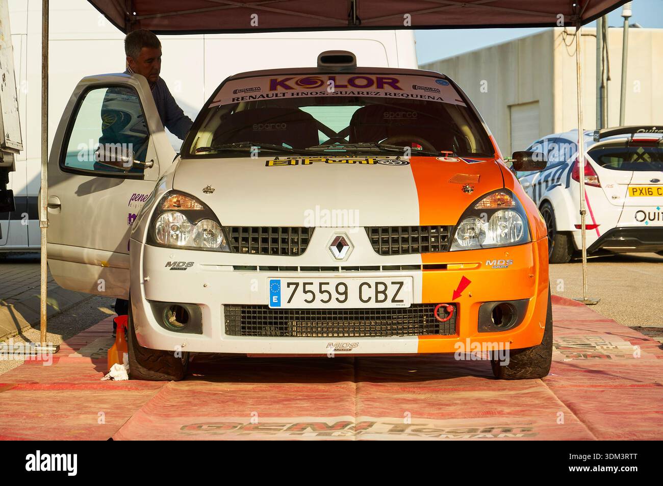 Une voiture de rallye Renault Clio RS dans le parc de service de la compétition de voitures de rallye VI Rallye Bodegas Xaló 2018 (Xaló, Marina Alta, Alicante, Espagne) Banque D'Images